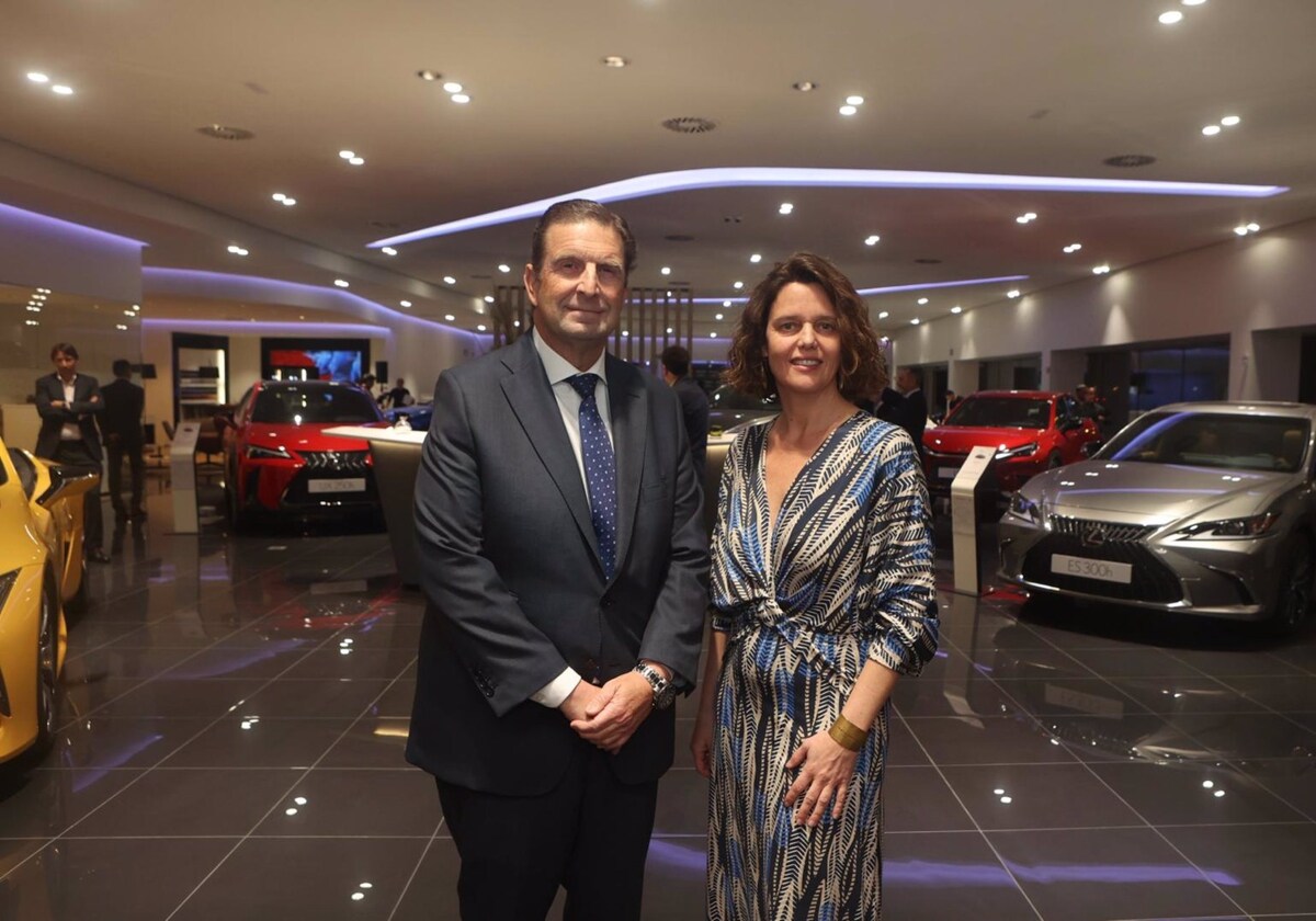 Mar Pieltain, directora de Lexus España, y José Luis Nimo, gerente del centro Lexus en Jerez y consejero de Nimo Grupo