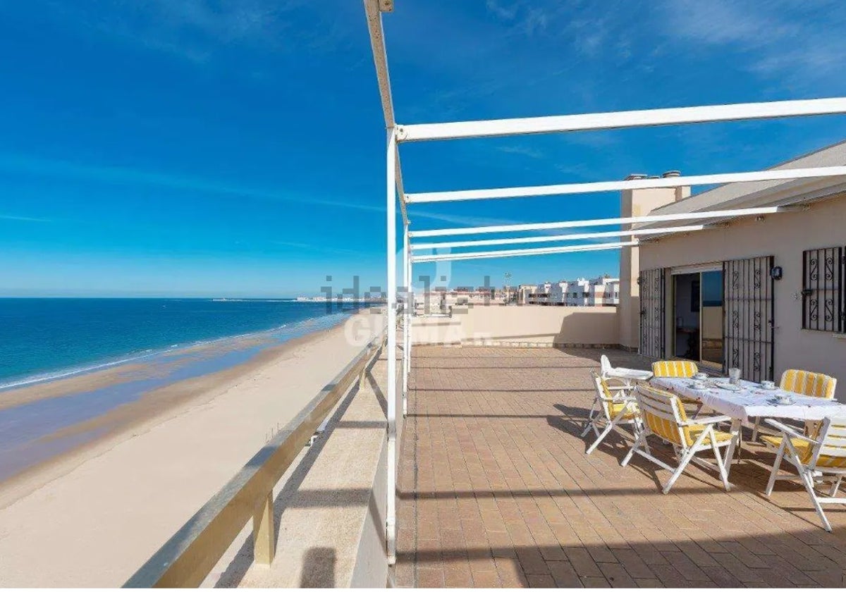 Imagen de la gran terraza de este ático en primera línea de la playa Victoria en Cádiz