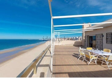 Sale a la venta uno de los áticos más espectaculares de Cádiz: su terraza con vistas al mar te enamorará