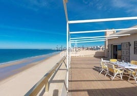 Imagen de la gran terraza de este ático en primera línea de la playa Victoria en Cádiz