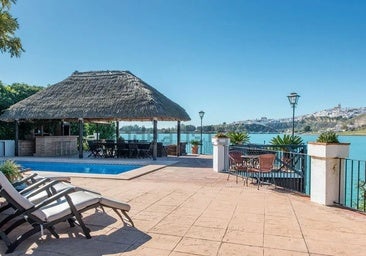 Se encuentra sobre un lago y tiene una terraza increíble: así es impresionante chalet que acaba de salir a la venta en Cádiz