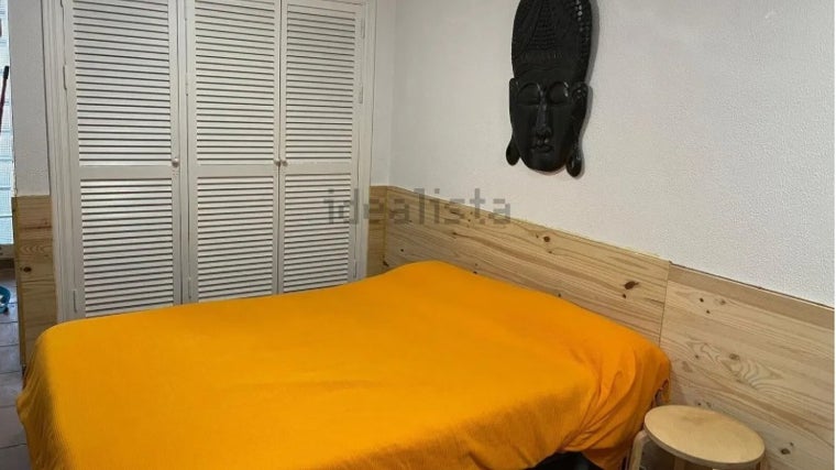 El dormitorio tiene un armario empotrado