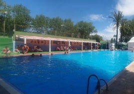 Imagen de la piscina de este camping en venta en Chiclana