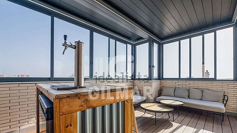 La zona acristalada con pérgola bioclimática tiene un espacio de relax y hasta tirador de cerveza