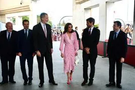 La Reina Letizia visita Cádiz y arrasa en ventas con el vestido rosa más primaveral