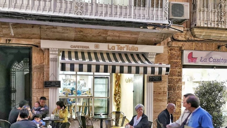 Terraza de la cafetería La Tertulia situada en la céntrica calle Ancha de la capital gaditana