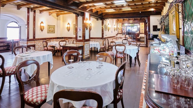 Salón del restaurante El Faro en Cádiz