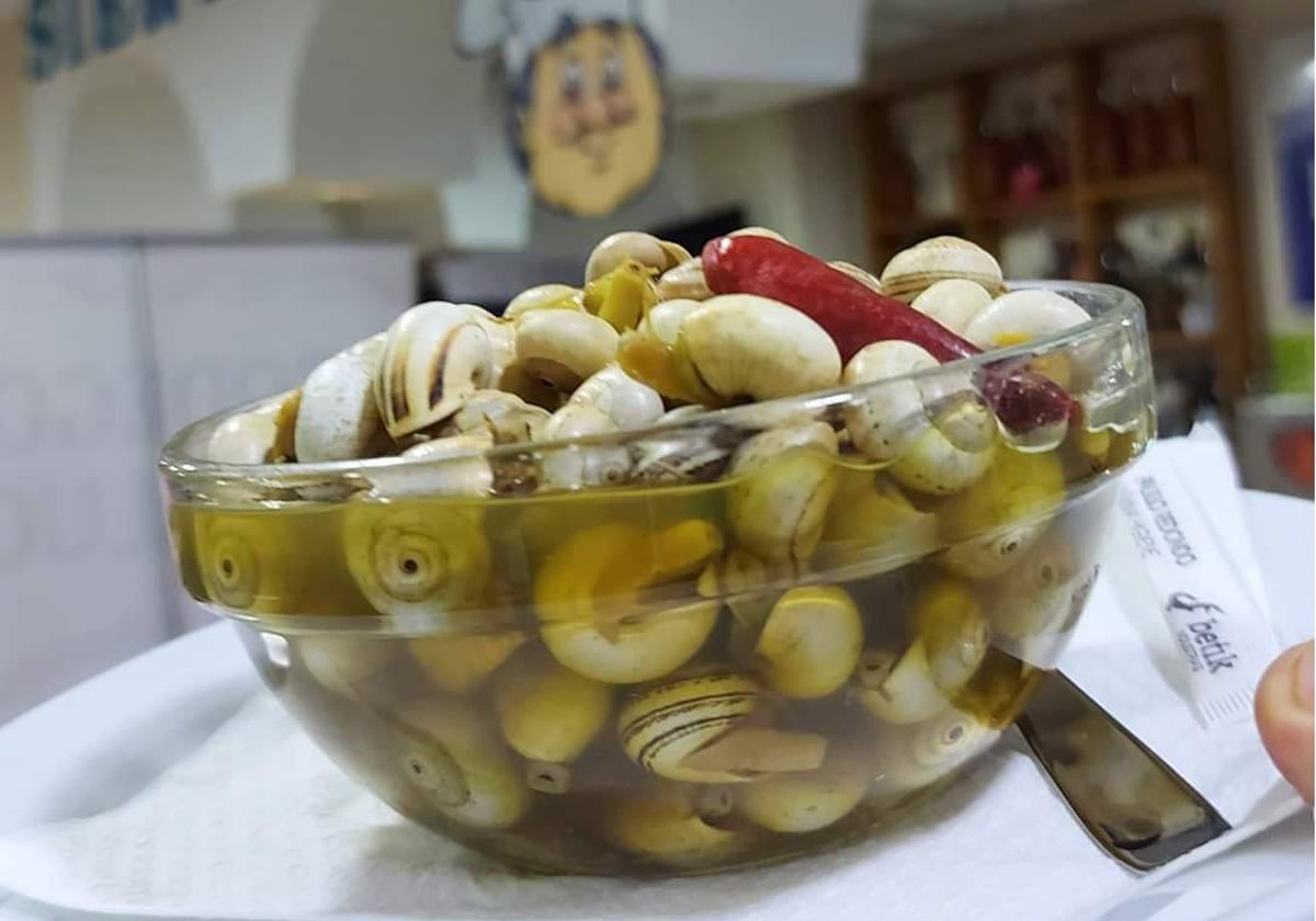 Tapas de caracoles del Bodegón Andalucía en la localidad gaditana de San Fernando