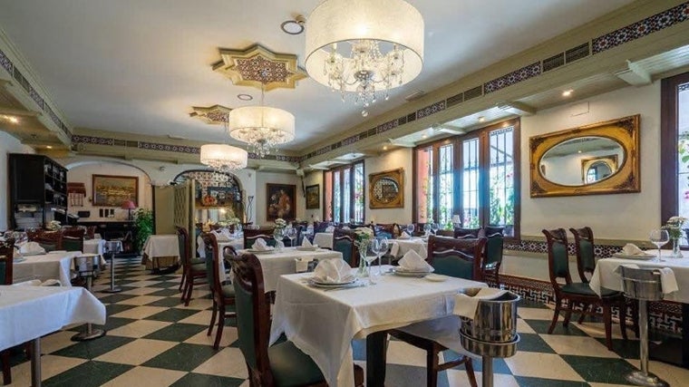 Uno de los salones del restaurante Los Portales en el Puerto de Santa María