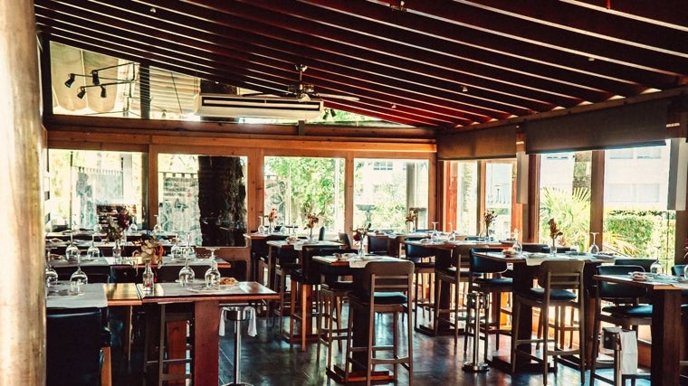 Interior con grandes ventanales en el restaurante El Faro del Puerto