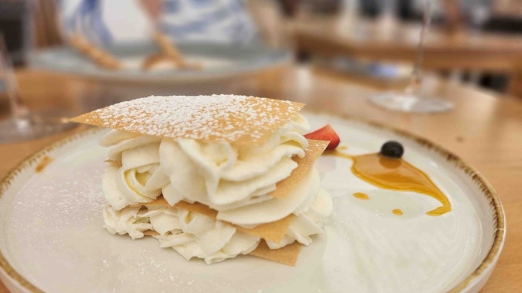 Milhojas de crema de queso y coulis de mango del restaurante La Marea