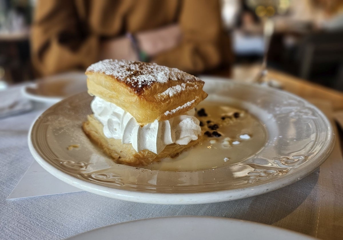 Milhoja de merengue suizo con salsa de vainilla del restaurante El Faro en El Puerto de Santa María, Cádiz