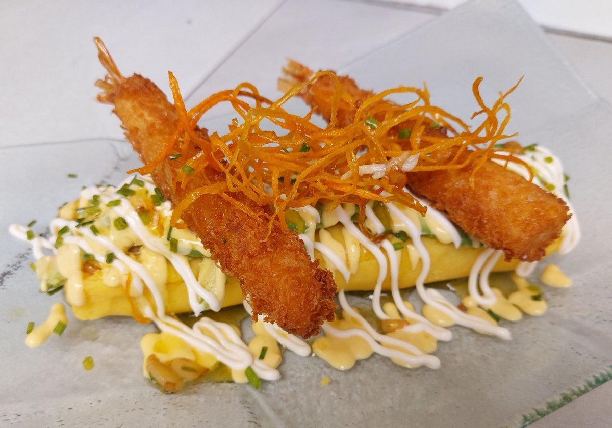 Causa limeña rellena de aguacate, langostinos al ajillo y crujiente de gambones del Refugio Pepe Valero en San Fernando