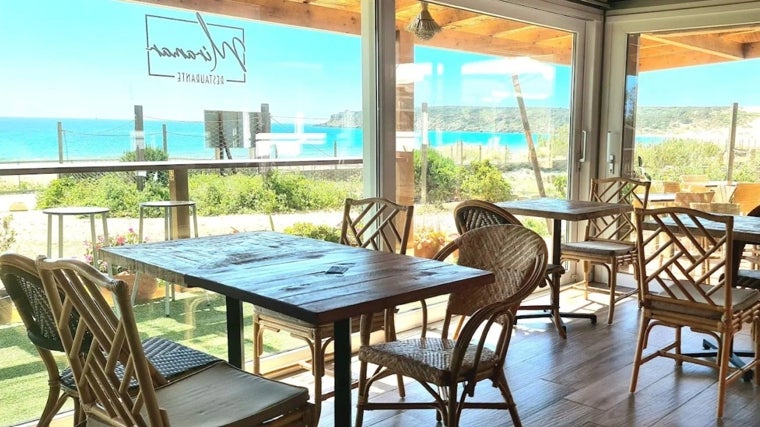 Espacio con vistas del restaurante Miramar en la Playa de Bolonia, Cádiz