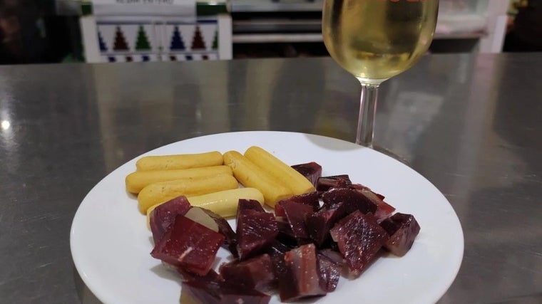 Tapa de jamón y manzanilla en Casa Pepe Ramírez, Sanlúcar de Barrameda