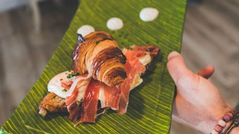 Bocata 'El Árbol', cruasán con foie asado, huevo frito jamón ibérico y mayo de trufa