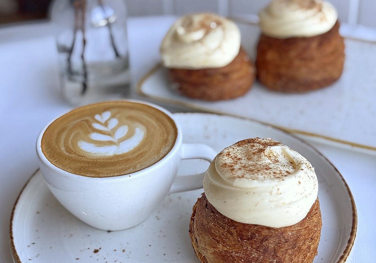 Café de especialidad y cinnamon rolls en los Caños de Meca
