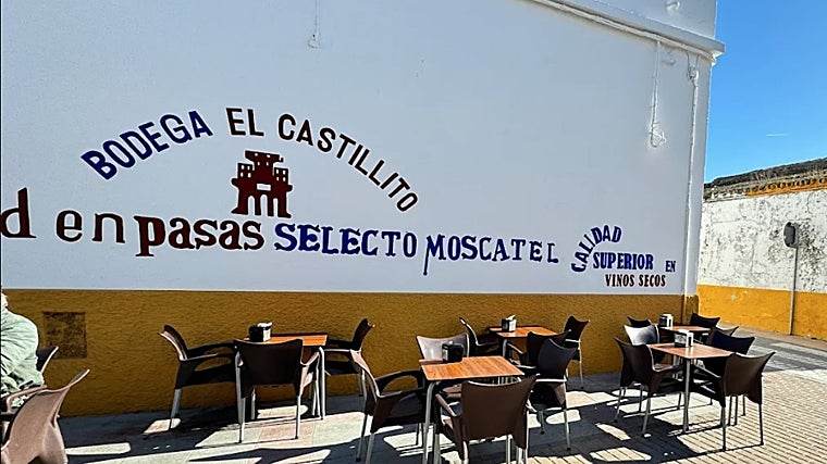 Fachada y mesas en exterior de la clásica bodega de Chipiona (Cádiz)