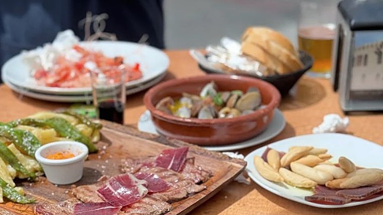 Tapas y raciones variadas en la bodega chipionera