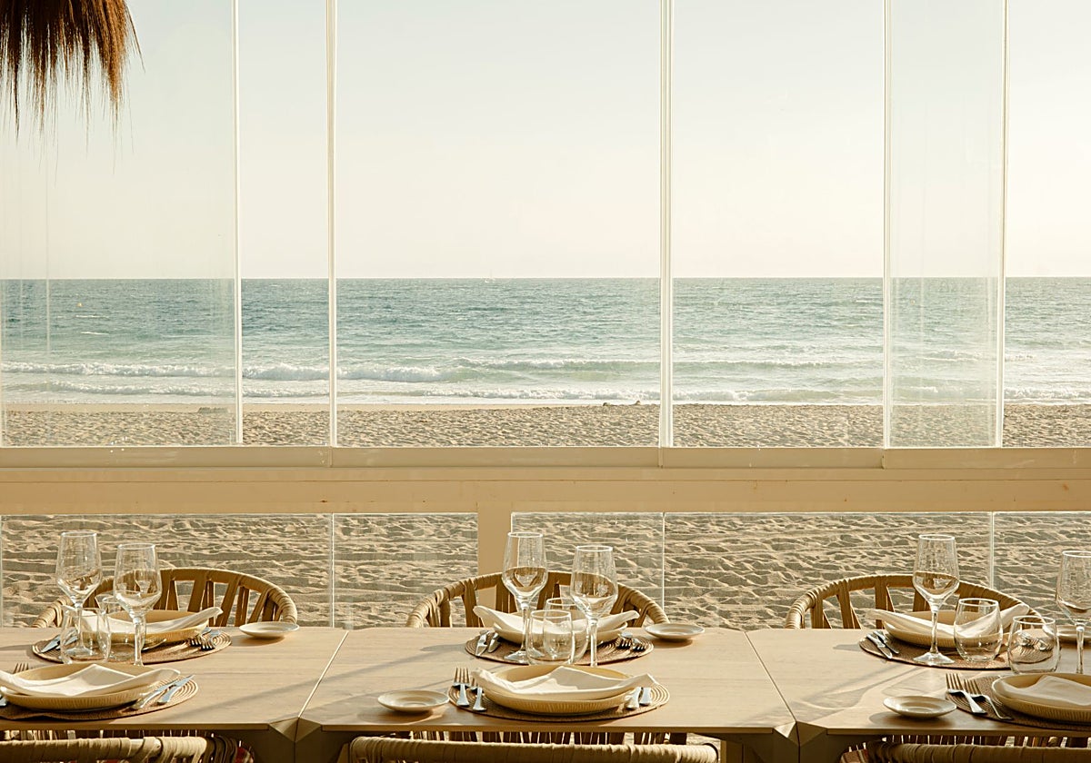 Salón interior de Cataria en Chiclana de la Frontera
