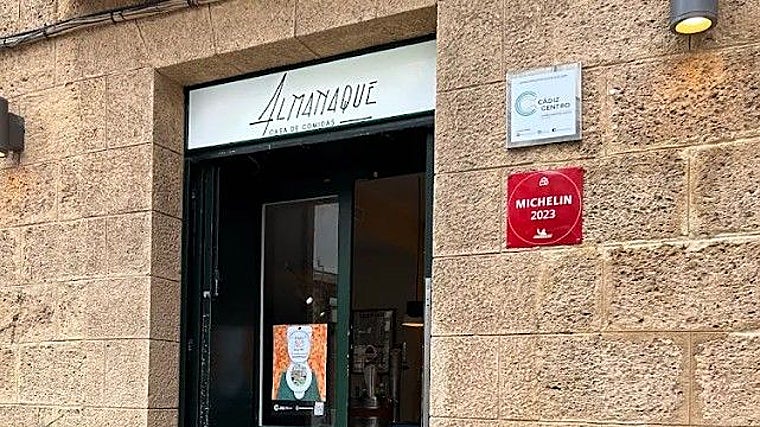 Fachada tradicional gaditana del restauante Almanaque de Cádiz
