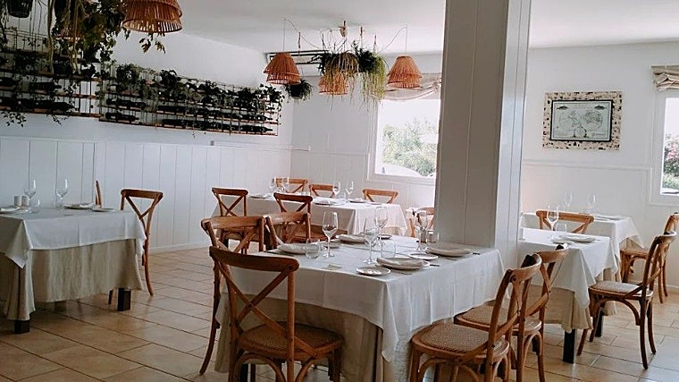 Salón interior del restaurante El Alférez en El Palmar (Vejer de la Frontera)