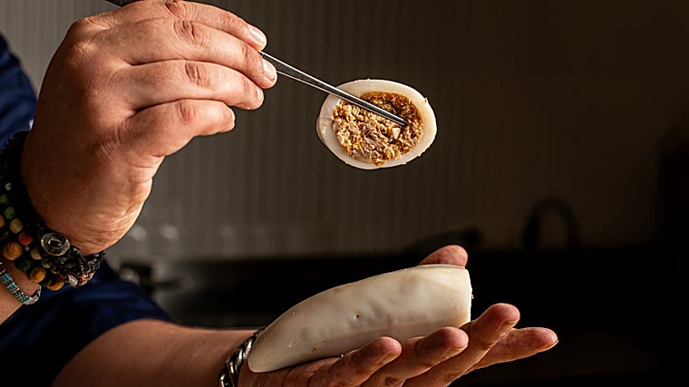 Juan Viu, preparando uno de sus platos