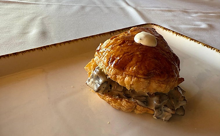 Imagen principal - Variedad de plato y postres del restaurante El Duque