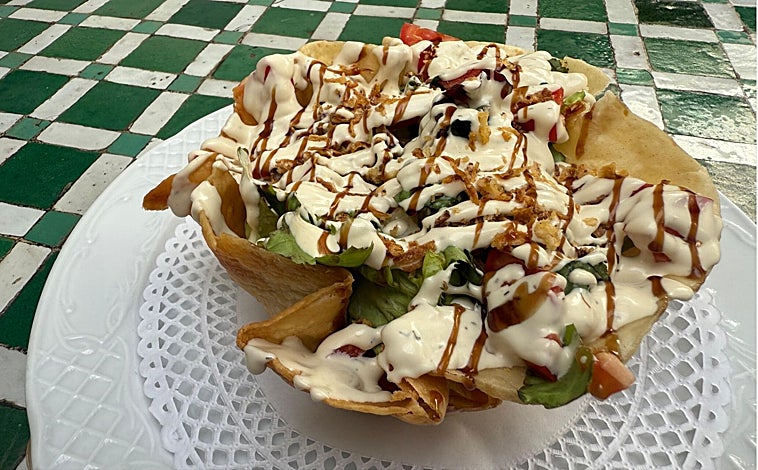 Imagen principal - Propuesta de platos tradicionales en el Bar Cádiz de Medina Sidonia