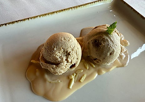 Imagen secundaria 1 - Variedad de plato y postres del restaurante El Duque