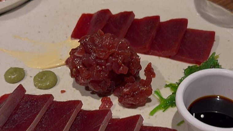 Sashimi y tartar de atún rojo con algas wakame en Calachica