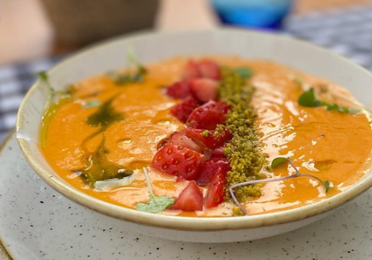 Salmorejo con fresas del restaurante Antípoda de Cádiz