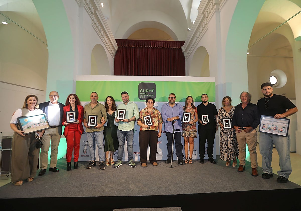Los ganadores de los Premios Gurmé Cádiz 2025 posan en la foto de familia