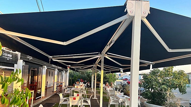 Nueva terraza de Venta La Higuera en Conil de la Frontera