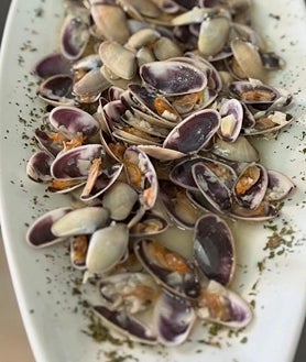 Imagen secundaria 2 - Variedad de platos en Titus Bar de Conil de la Frontera, Cádiz