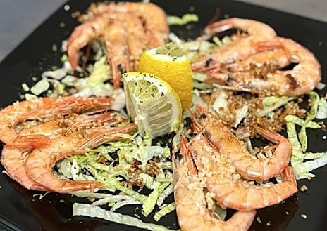 Imagen secundaria 1 - Variedad de platos en Titus Bar de Conil de la Frontera, Cádiz