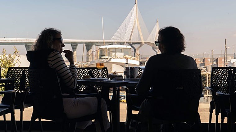Terraza con vistas al Puente de la Constitución de 1812 (Cádiz)