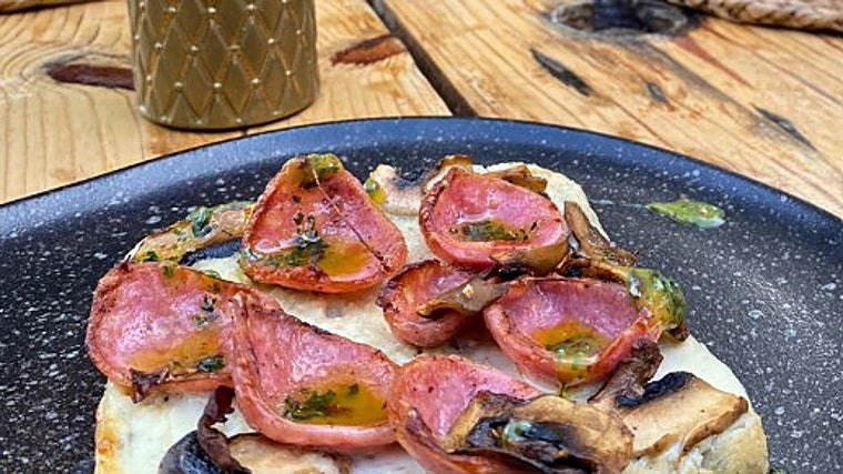 Focaccia con bechamel de puerros, setas, butifarra fresca y chimichurri de Gloria Bendita Cocina & Tapas en Trebujena.