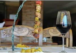 Las brochetas que conquistan el paseo marítimo: una parada en Arte Serrano