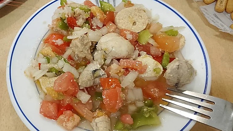 Uno de los clásicos aliños de la Freiduría Las Flores