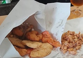 La clásica freiduría Las Flores: el placer de los cartuchos de pescaíto frito