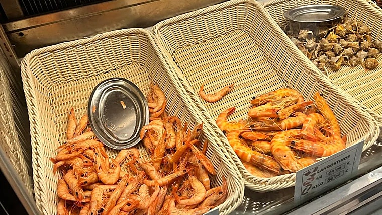 Vitrina con masrisco fresco para cocer en Las Flores (Cádiz)