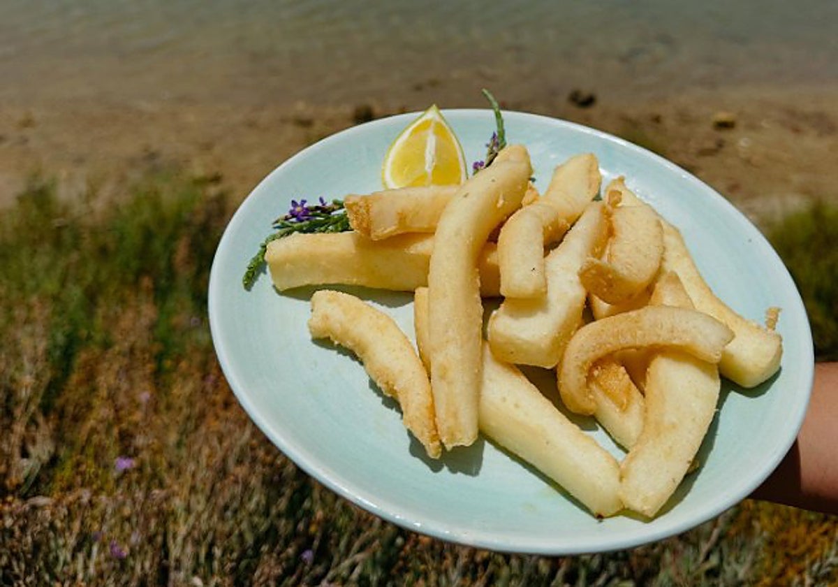 Platos de chocos fritos en Salinas Santa Teresa de Chiclana de la Frontera (Cádiz)