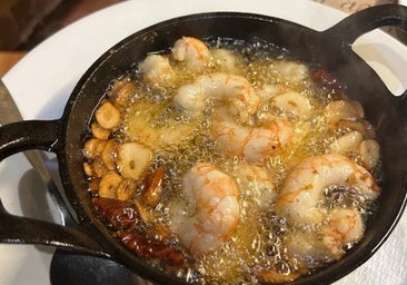 Las gambas al ajillo de este bar de Cádiz son las más emblemáticas de la ciudad