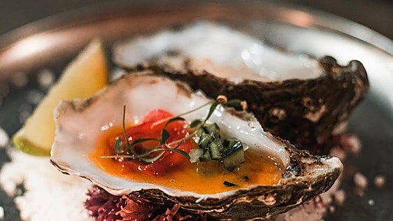 Greda abre en La Barrosa con una barra gastronómica que apuesta por el producto local y las noches con DJ