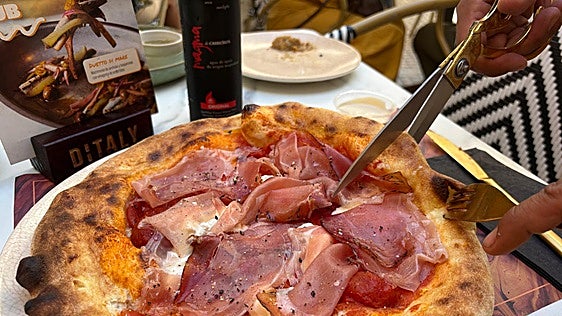 Ditaly abre en Cádiz con pizzas napolitanas y una tarta de queso que merece dejar sitio para el postre