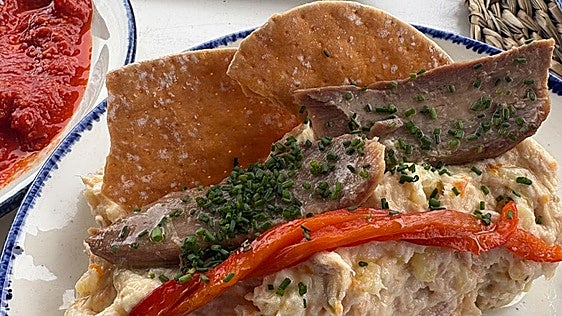 Ensaladilla con ventresca de atún y mayonesa de AOVE en El Mirlo (Tarifa)