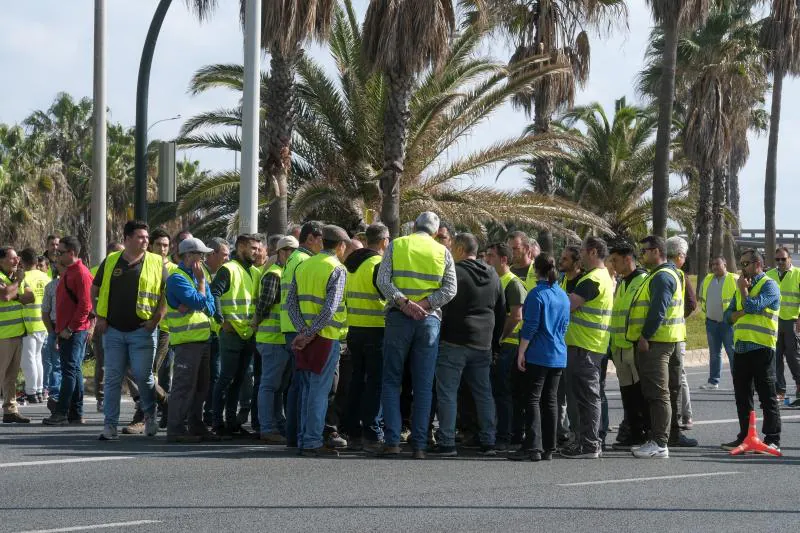 Un grupo de agricultores en la entrada de Cádiz