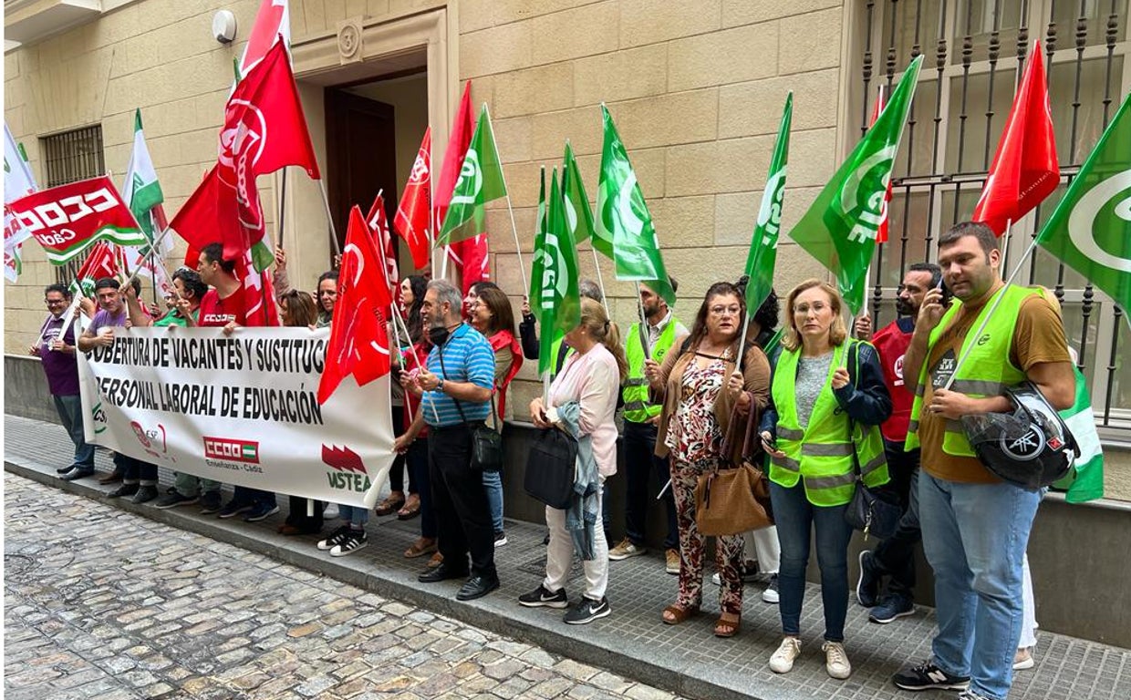 Delegados de CSIF en la concentración de este viernes.