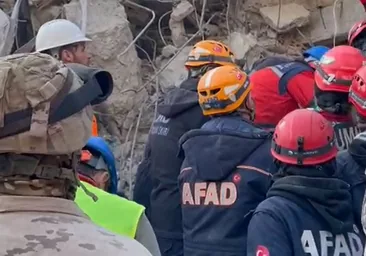 Infantes de Marina de San Fernando rescatan a un hombre de 70 años del terremoto de Turquía